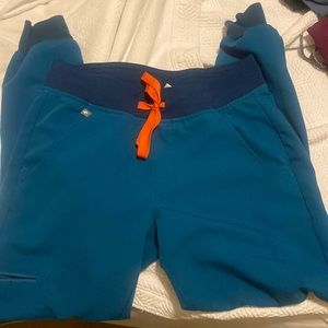 Figs Zamora jogger scrub pants and Rafaela Oversize top, both Size XS